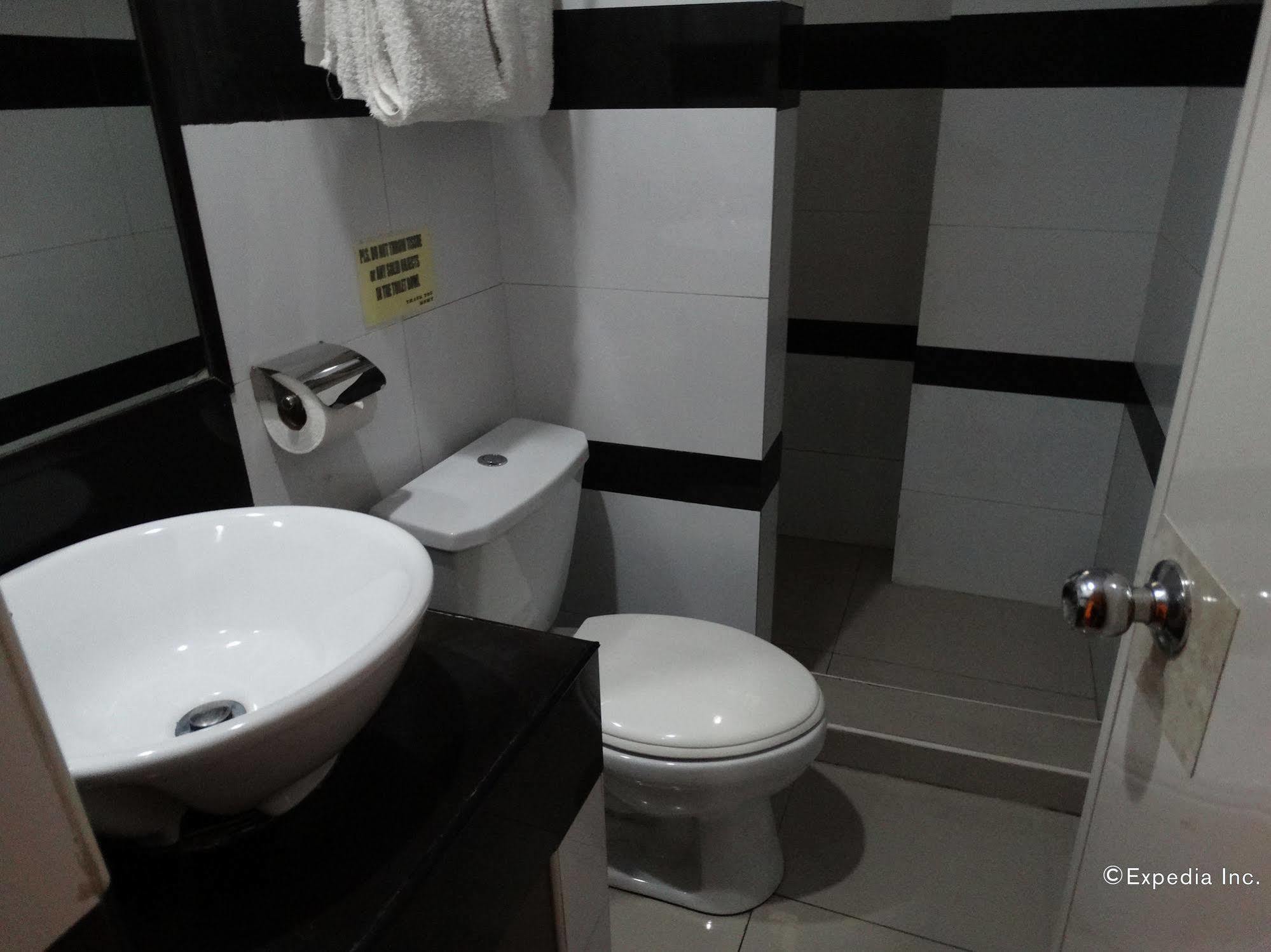 Silver Oaks Suites & Hotel Манила Екстериор снимка