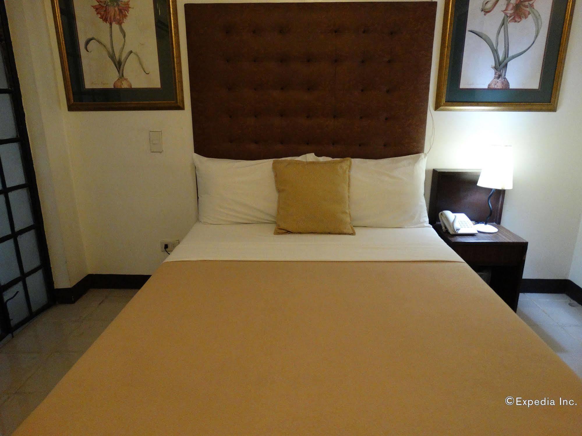 Silver Oaks Suites & Hotel Манила Екстериор снимка